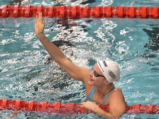 Lillian Slušná sa teší z víťazstva v kategórii  50 m voľný spôsob.