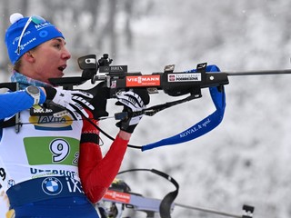 Anastasia Kuzminová strieľa na strelnici počas štafety žien na 4x6 km v rámci 4. kola Svetového pohára v nemeckom Oberhofe. 