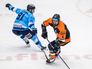 Robert Lockwood Jackson (Nitra), Kristofers Bindulis (Michalovce) počas šiesteho zápasu štvrťfinále play-off hokejovej Tipsport extraligy HK Dukla Michalovce - HK Nitra.