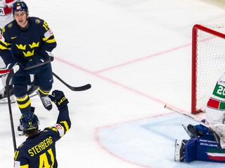 Na snímke hráč Švédska Jack Berglund (15) sa teší z gólu, ktorý strelil jeho spoluhráč Ivar Stenberg (41).