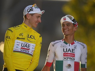 Tadej Pogačar (vľavo) a Isaac Del Toro (vpravo) na pódiu Tour de France 2026. 