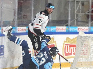 Na snímke zľava Michal Kabáč (Banská Bystrica) a Oliver Botka (Nitra) počas 5. kola.