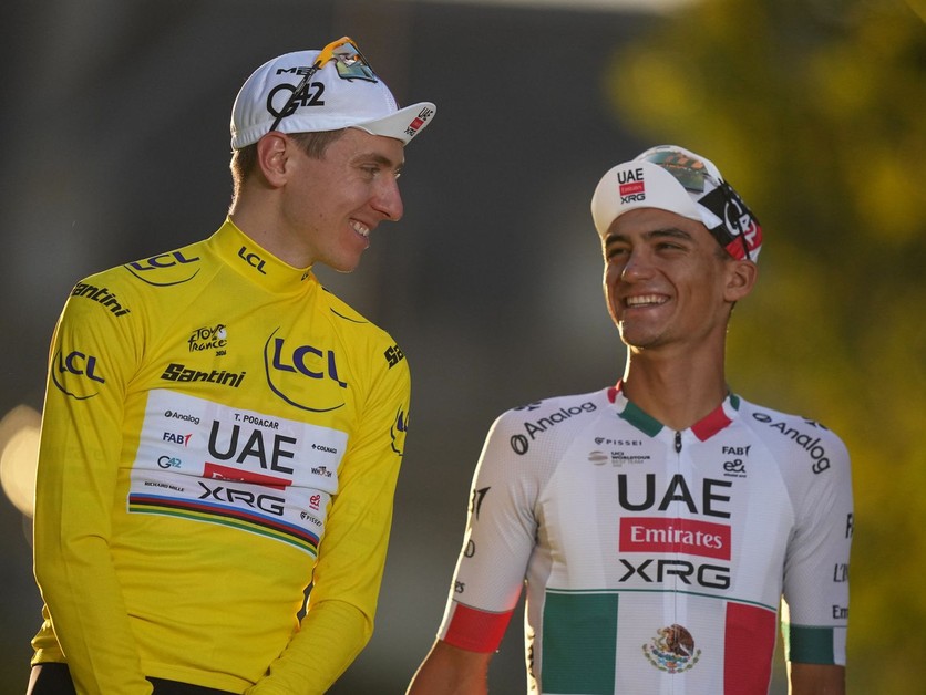 Tadej Pogačar (vľavo) a Isaac Del Toro (vpravo) na pódiu Tour de France 2026. 