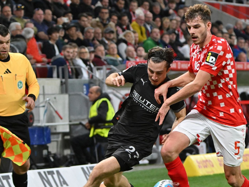 Maxim Leitsch (vpravo) a Rocco Reitz v zápase FSV Mainz 05 - Borussia Mönchengladbach v 8. kole Bundesligy.