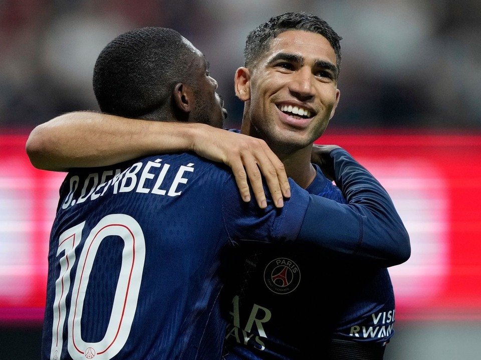 Futbalisti PSG Ousmane Dembélé a Achraf Hakimi sa radujú z gólu