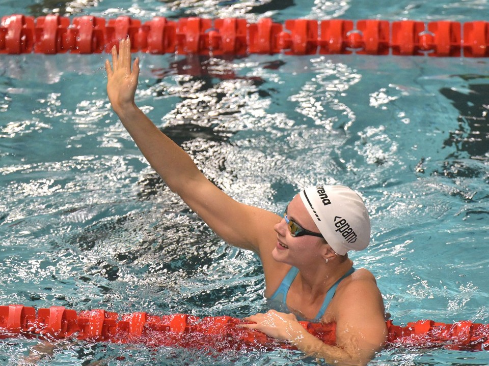 Lillian Slušná sa teší z víťazstva v kategórii  50 m voľný spôsob.