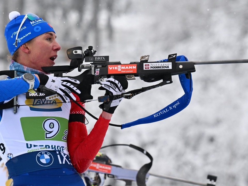 Anastasia Kuzminová strieľa na strelnici počas štafety žien na 4x6 km v rámci 4. kola Svetového pohára v nemeckom Oberhofe. 