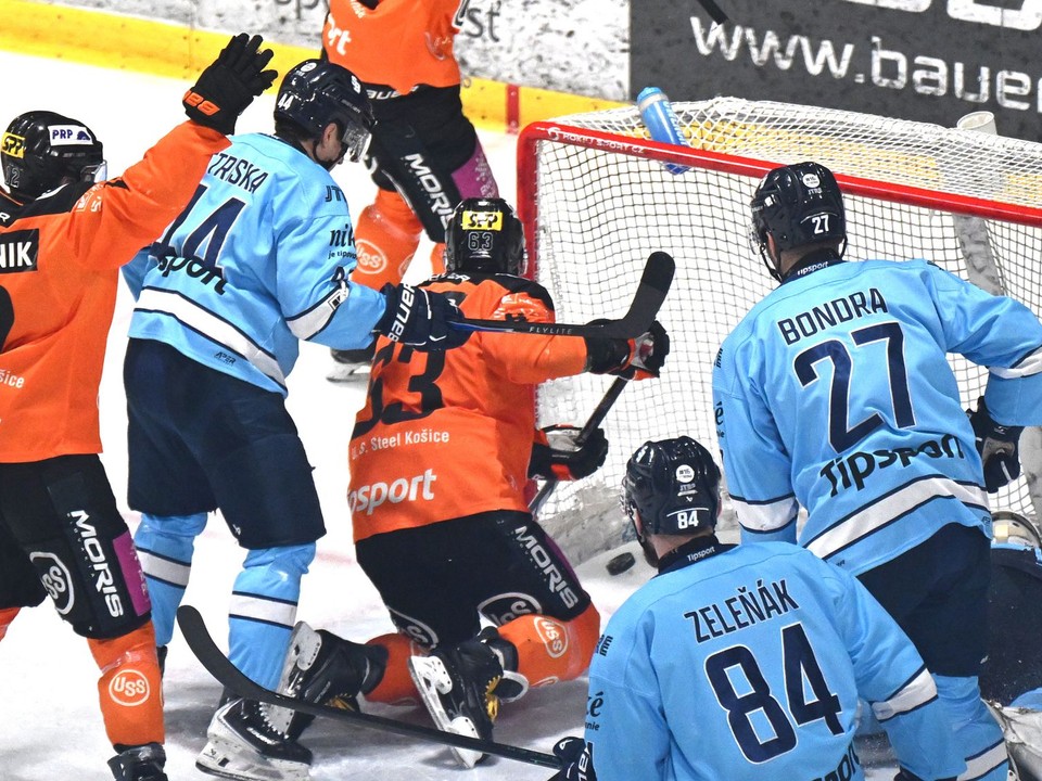 Slovan Bratislava inkasuje gól počas zápasu 44. kola hokejovej Tipsport ligy HC Košice - HC Slovan Bratislava