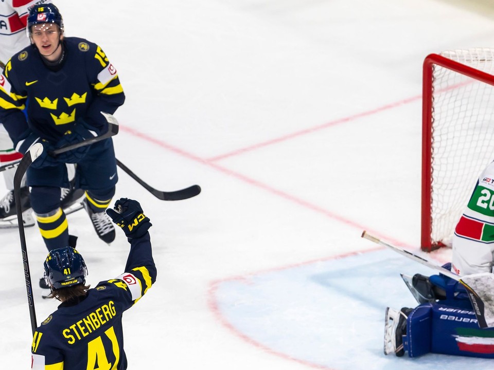 Na snímke hráč Švédska Jack Berglund (15) sa teší z gólu, ktorý strelil jeho spoluhráč Ivar Stenberg (41).
