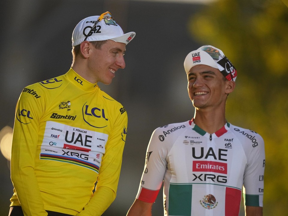Tadej Pogačar (vľavo) a Isaac Del Toro (vpravo) na pódiu Tour de France 2026. 