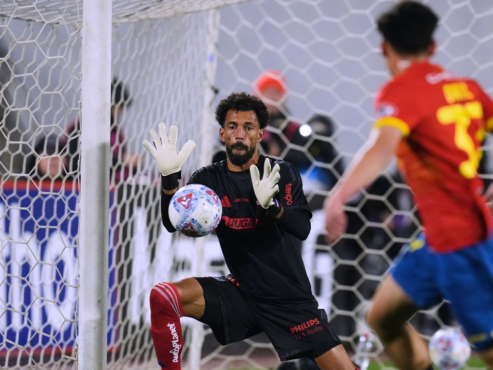 Kapverdský futbalový brankár Vozinha chytá loptu počas svojho debutu v drese čilského klubu Colo Colo v zápase proti Unionu Española.