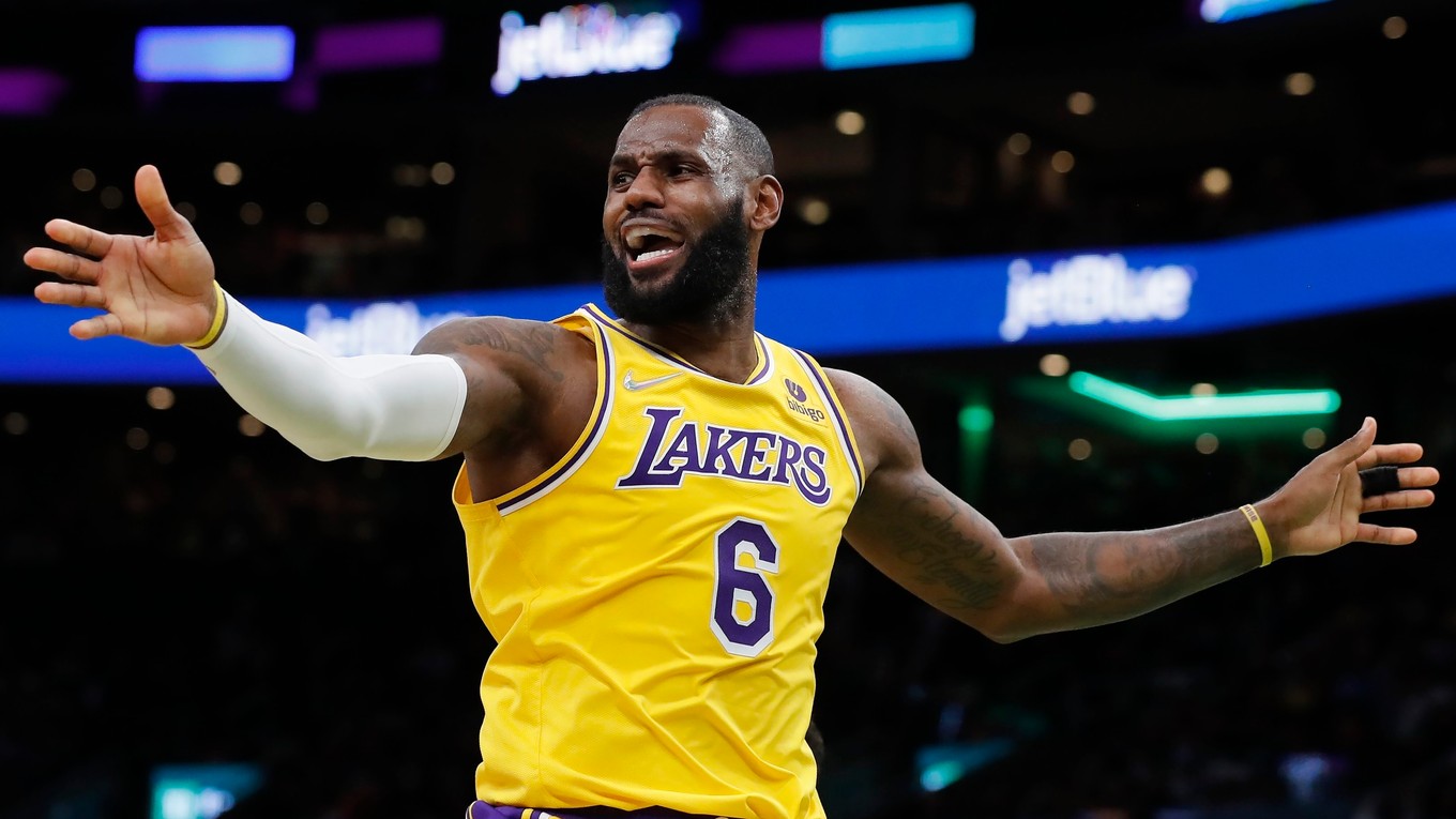 LeBron James v drese Los Angeles Lakers.