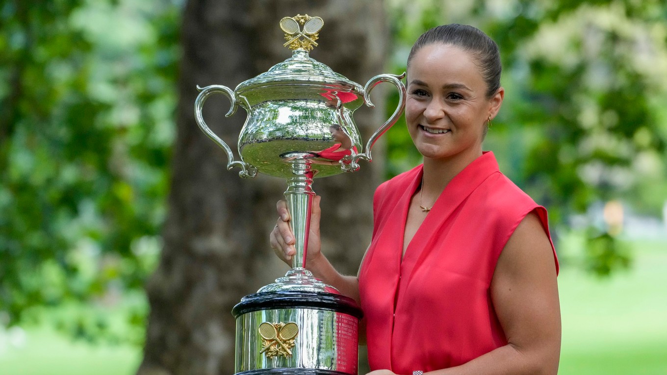 Ashleigh Bartyová s trofejou za víťazstvo na Australian Open 2022.