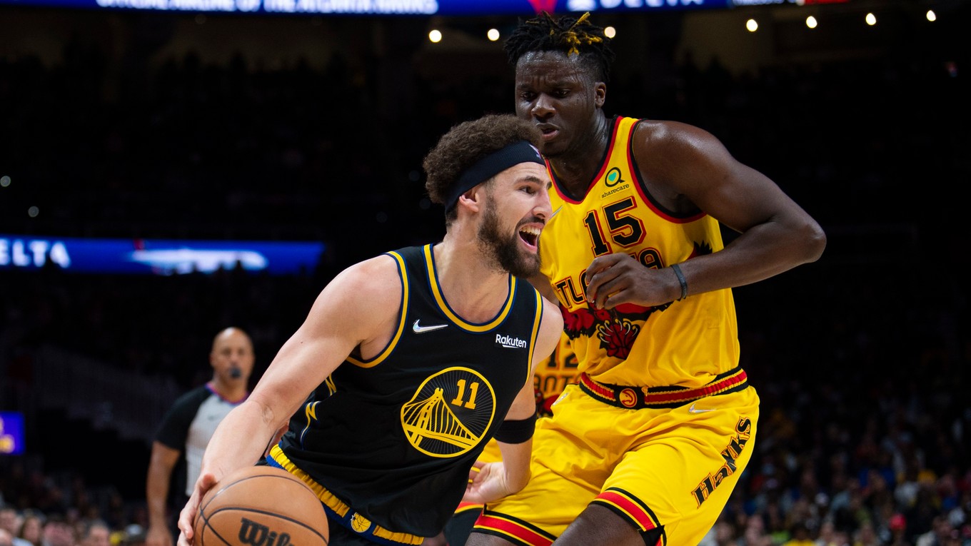 Klay Thompson a Clint Capela v zápase Atlanta - Golden State.