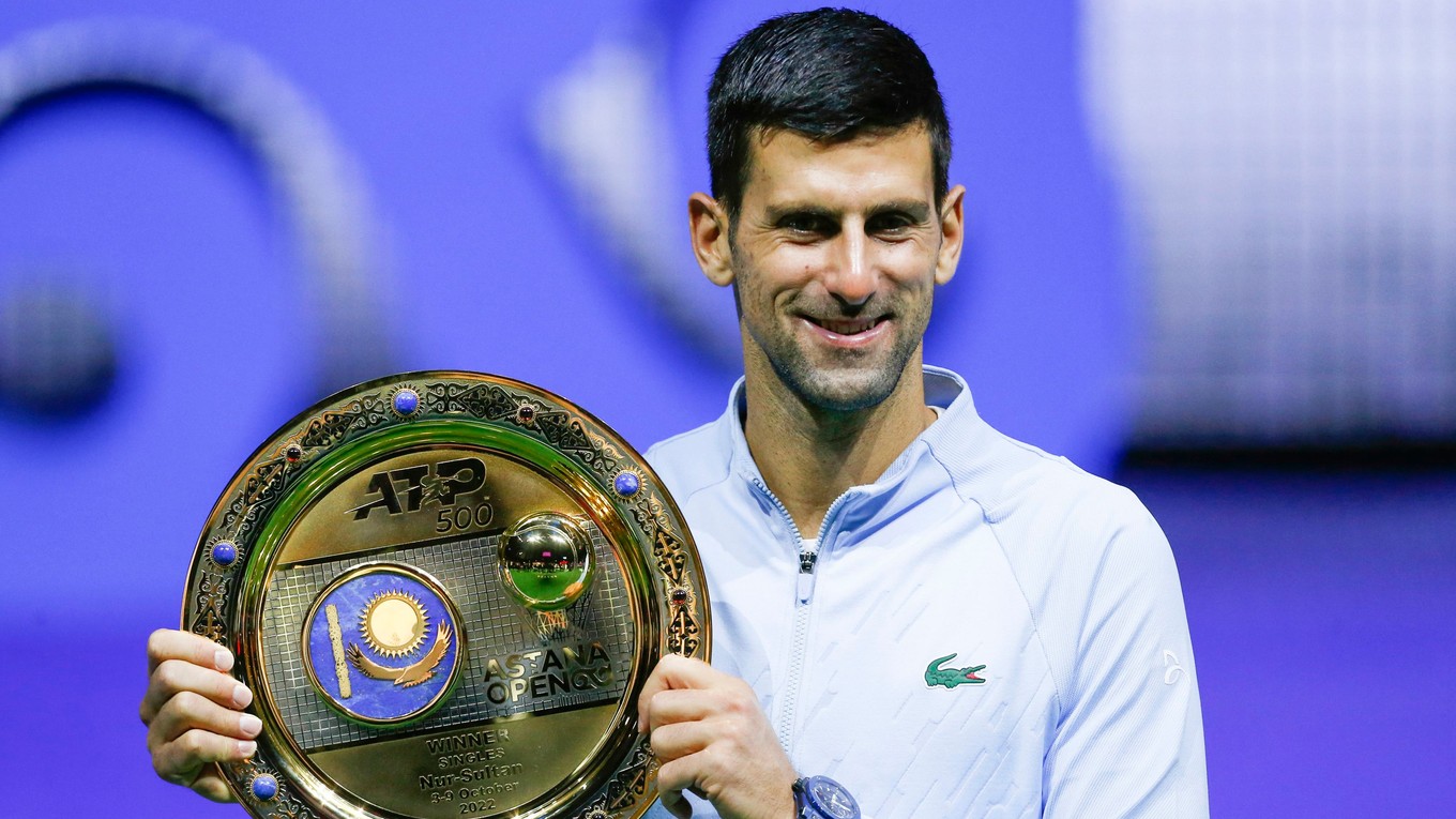 Novak Djokovič s trofejou za víťazstvo na turnaji v Astane.