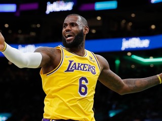 LeBron James v drese Los Angeles Lakers.