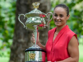 Ashleigh Bartyová s trofejou za víťazstvo na Australian Open 2022.
