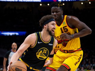 Klay Thompson a Clint Capela v zápase Atlanta - Golden State.