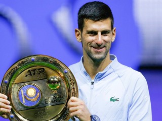 Novak Djokovič s trofejou za víťazstvo na turnaji v Astane.