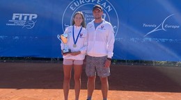 Slovenská tenistka Mia Pohánková s trénerom Róbertom Gašparetzom.