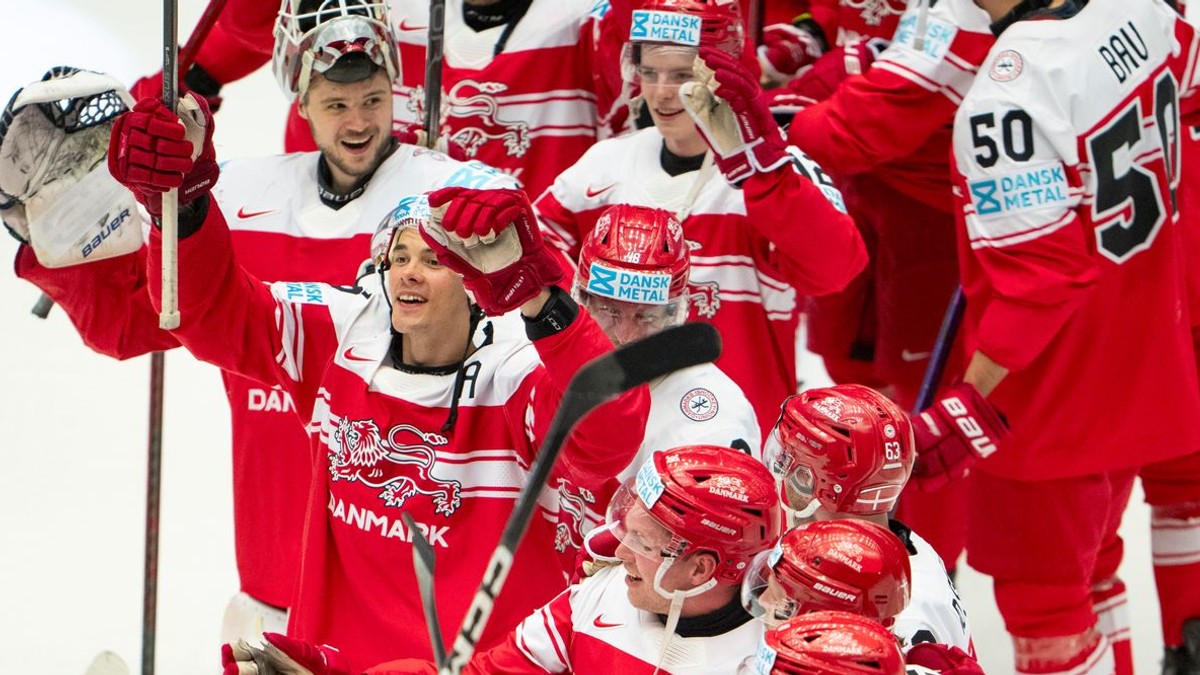 Dánski hokejisti oslavujú víťazstvo nad Kanadou 2:1 vo štvrťfinále MS v hokeji 2025. 
