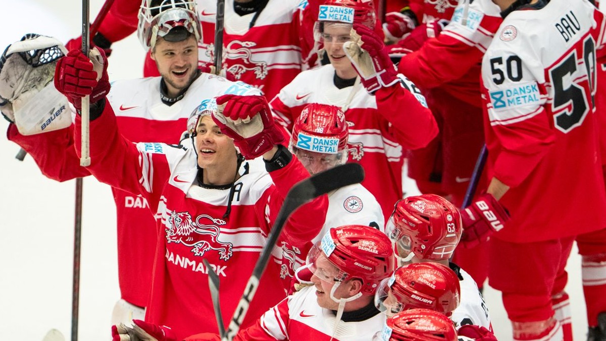 Dánski hokejisti oslavujú víťazstvo nad Kanadou 2:1 vo štvrťfinále MS v hokeji 2025. 