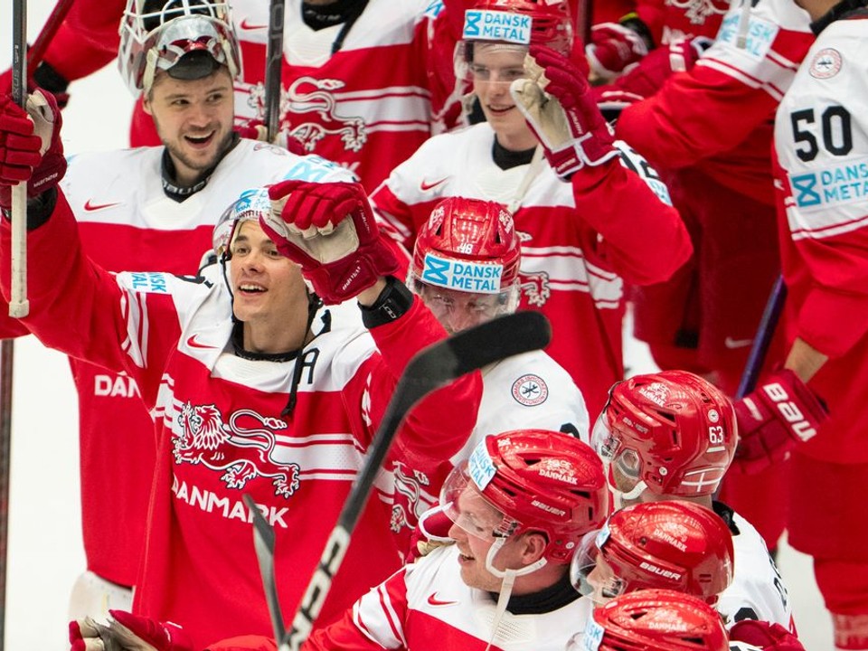 Dánski hokejisti oslavujú víťazstvo nad Kanadou 2:1 vo štvrťfinále MS v hokeji 2025. 