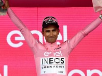 Jhonatan Narváez v ružovom drese lídra Giro d'Italia 2024.
