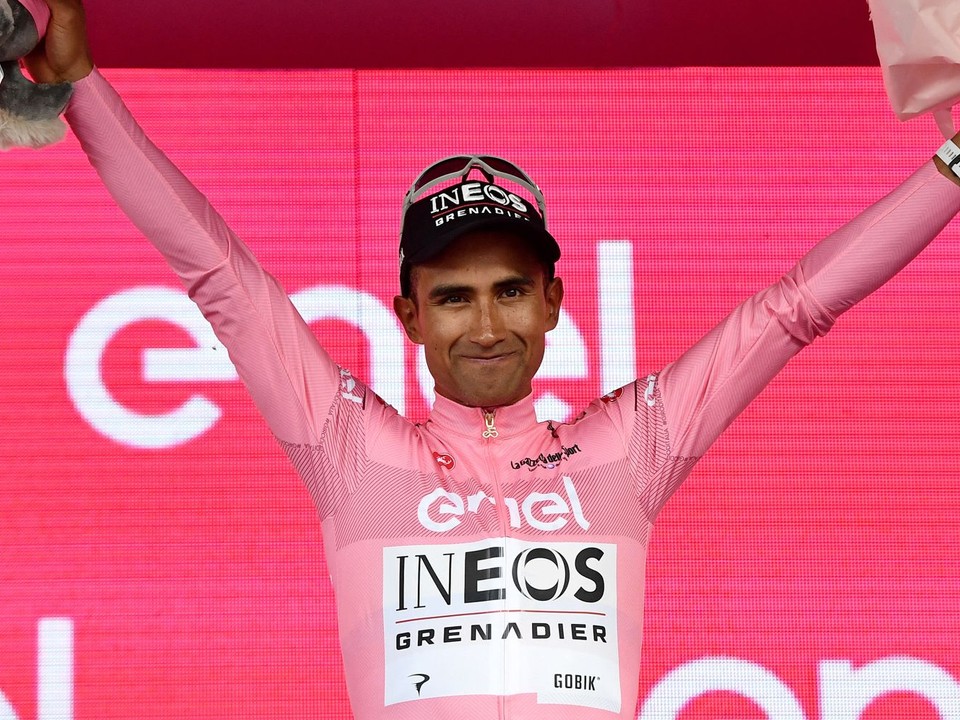 Jhonatan Narváez v ružovom drese lídra Giro d'Italia 2024.