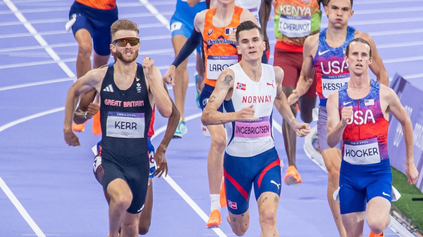 Josh Kerr a Jakob Ingebrigtsen vo finále behu na 1500 metrov na OH v Paríži 2024.