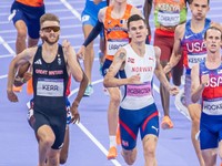 Josh Kerr a Jakob Ingebrigtsen vo finále behu na 1500 metrov na OH v Paríži 2024.