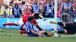 Taiwo Awoniyi (vľavo) nešťastne narazil na bránkovú konštrukciu.