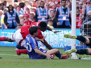Taiwo Awoniyi (vľavo) nešťastne narazil na bránkovú konštrukciu.