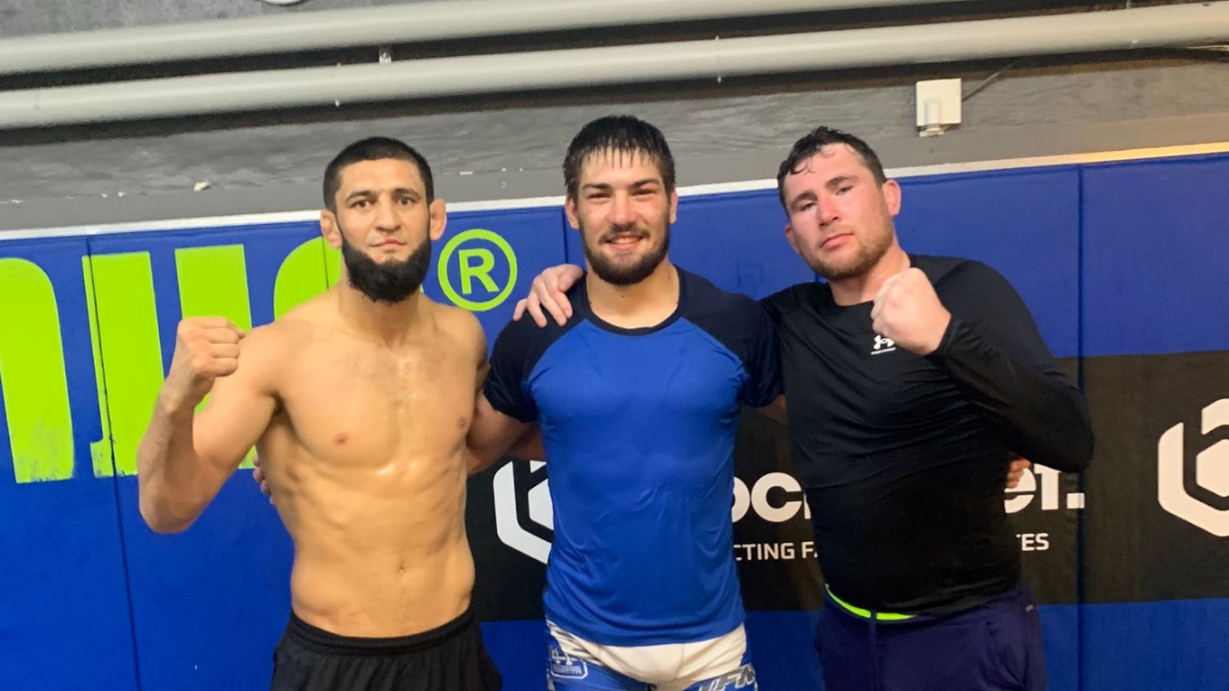 Khamzat Chimaev (vľavo), Samuel Karas a Darren Till.