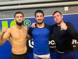 Khamzat Chimaev (vľavo), Samuel Karas a Darren Till.