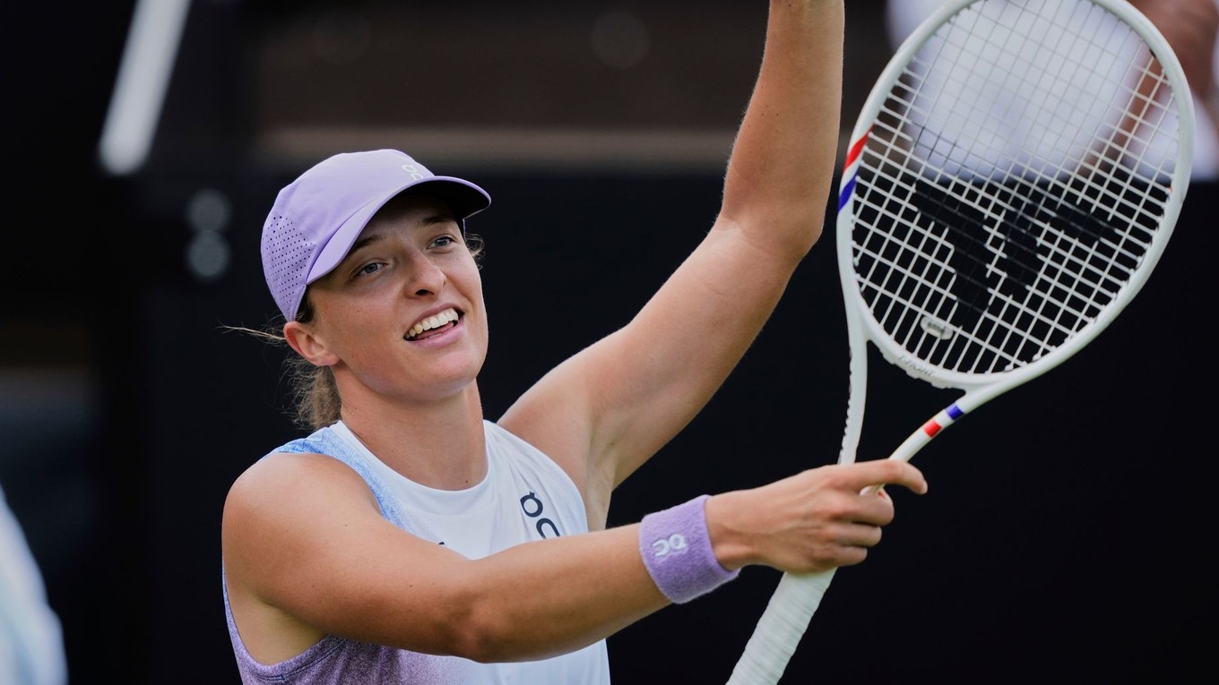 Iga Swiateková oslavuje po víťazstve nad Jasminou Paoliniovou na turnaji WTA v Bad Homburgu.