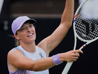 Iga Swiateková oslavuje po víťazstve nad Jasminou Paoliniovou na turnaji WTA v Bad Homburgu.