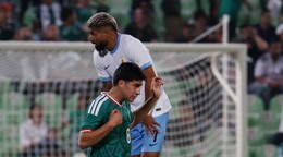 Obed Vargas v drese Mexika.