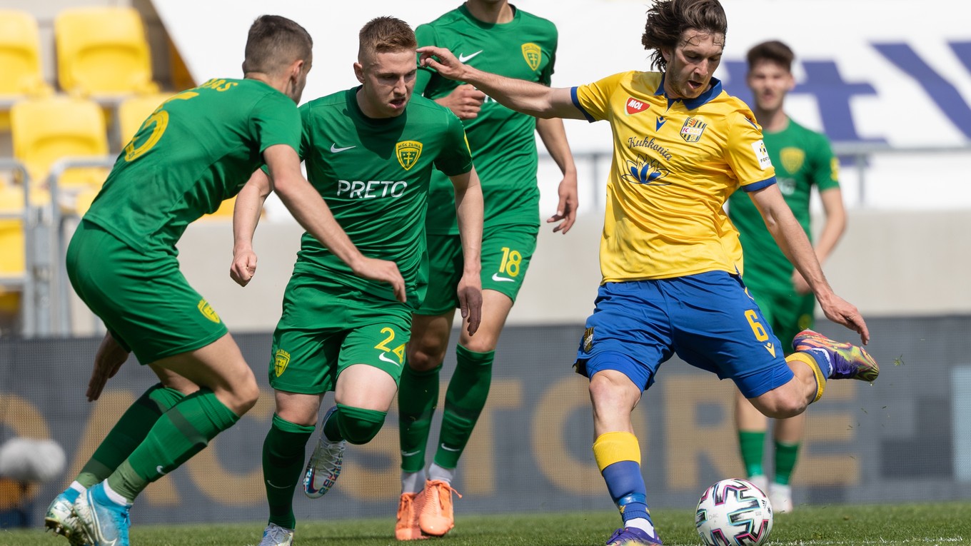 Andrija Balič v obkľúčení žilinských hráčov.