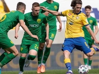 Andrija Balič v obkľúčení žilinských hráčov.