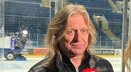 Jozef Sabovčík dáva rozhovory počas kempu v Bratislave.