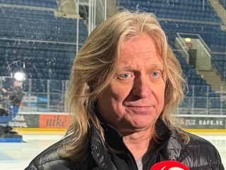 Jozef Sabovčík dáva rozhovory počas kempu v Bratislave.