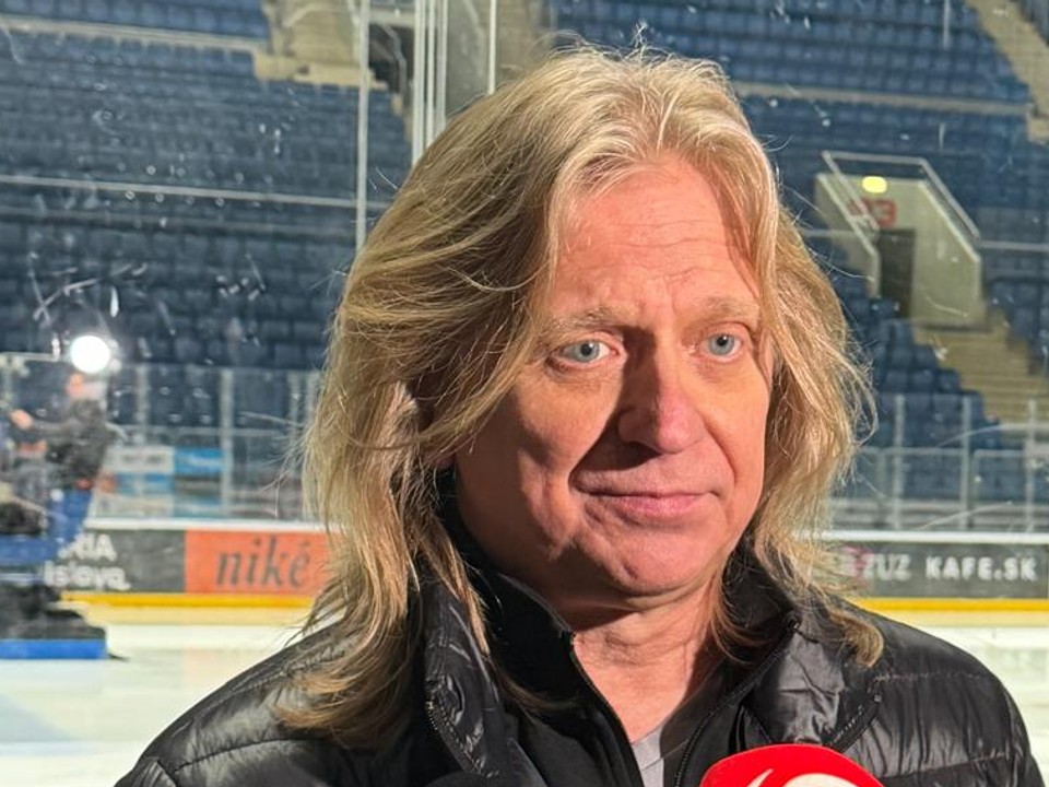 Jozef Sabovčík dáva rozhovory počas kempu v Bratislave.