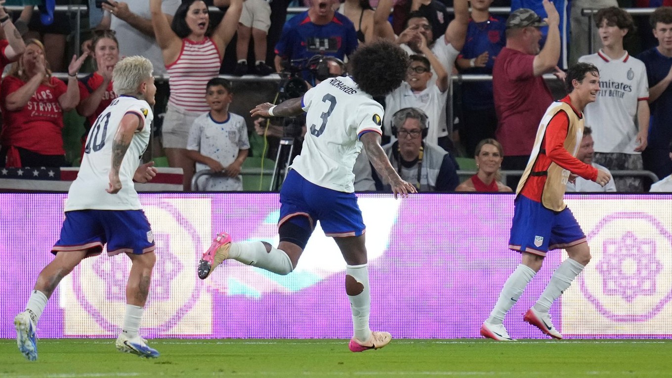 Futbalisti USA oslavujú gól.