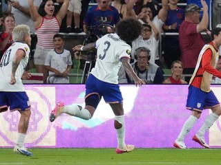 Futbalisti USA oslavujú gól.