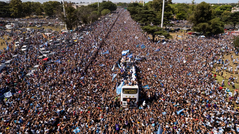 Messi a spol. presadli do helikoptér, osláv sa zúčastnilo päť miliónov ľudí