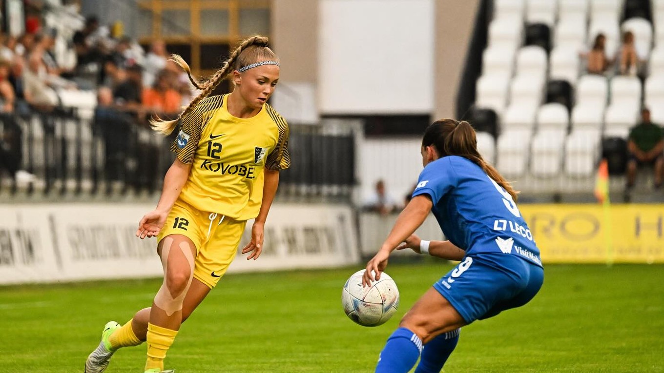 Vľavo Radoslava Jacenková v drese Spartaka Myjava.