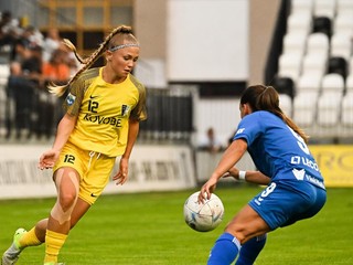 Vľavo Radoslava Jacenková v drese Spartaka Myjava.