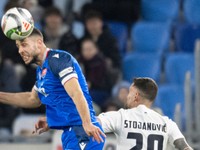 Dávid Hancko (vľavo) a Petar Stojanovič v zápase Slovensko - Slovinsko v prvom dueli baráže o postup do B-divízie Ligy národov.