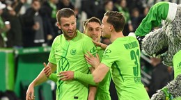 Slovenský futbalista Denis Vavro (vľavo) z Wolfsburgu oslavuje gól so spoluhráčmi v osemfinálovom zápase Nemeckého pohára VfL Wolfsburg - Hoffenheim.